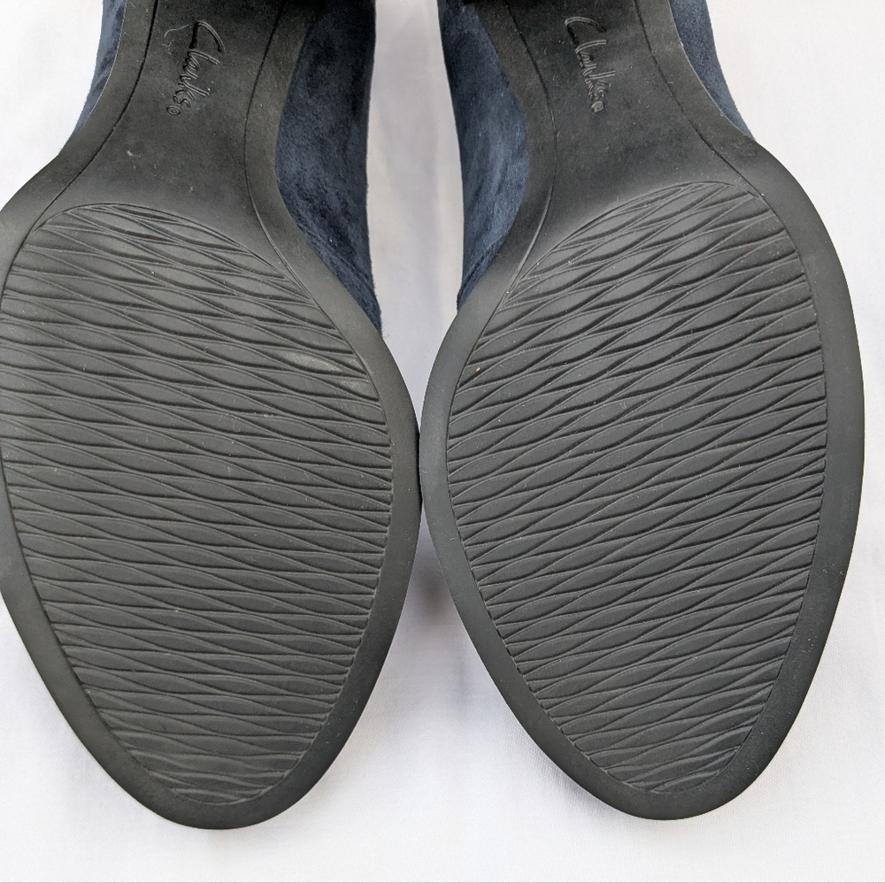 CLARKS 7.5 Artisan Suede Tarah Brae Colorblock Navy Blue Green Block Heels Pumps - Picture 10 of 14